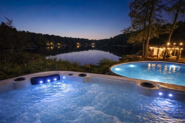 Outdoor spa tub
