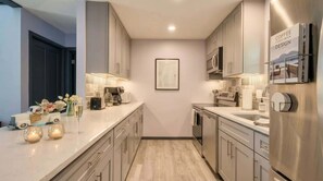 Réfrigérateur, micro-ondes, four, lave-vaisselle