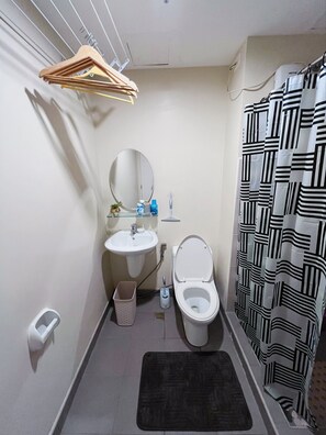 Bidet, toallas, jabón, papel higiénico