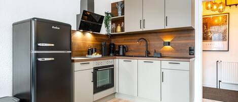 ثلاجة، فرن، موقد طهي مسطح، غسالة أطباق