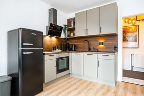 Frigorifero, forno, piano cottura, lavastoviglie