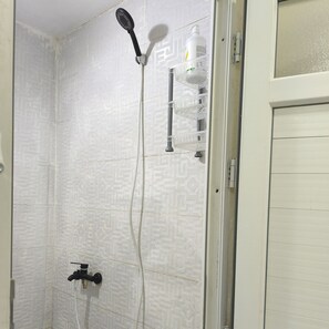 Douche, séchoir à cheveux, serviettes fournies, savon