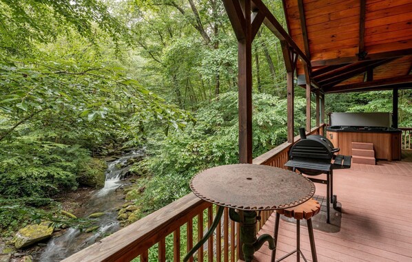 Outdoor dining - Between the Falls-Pet Friendly, Private Deck on Waterfall, Luxury Log Cabin Rental on Creek, 3 Fireplaces, Hot Tub & Outdoor Shower -in Western NC. (Topton)