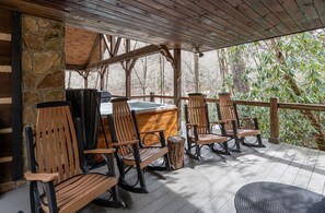 Terrace/patio - Cherokee Lodge-Pet Friendly, Luxury Log Cabin Rental, Hot Tub, 2 Fireplaces, Fishing- Nantahala NC. (Topton)