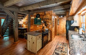 Fridge, microwave, oven, stovetop - Water's Edge-Pet Friendly 3 Bedroom, Luxury Log Cabin Rental, Perfect for Families, Outdoor Entertaining, Hot Tub, Fireplace, 30 Minutes to Great Smoky Mountains-Nantahala NC (Topton)