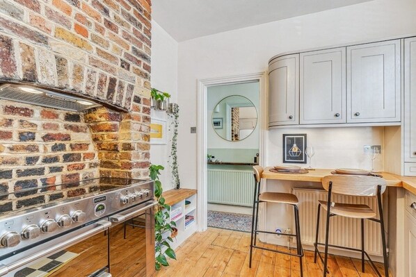 Réfrigérateur, four, plaque de cuisson, grille-pain