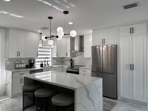 Kjøleskap, mikrobølgeovn, ovn og kokeplater