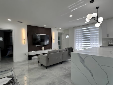 Smart TV. Miami Luxury Calm Haven 15min To City