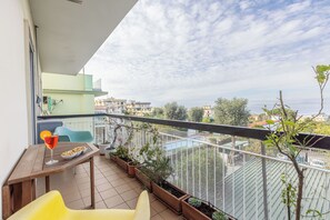 Outdoor dining - Marescala vacation-Casa Vesuvia cozy apartment few minutes walk from town center (Sorrento)