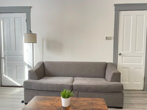 Smart-tv, boeken en een computerscherm