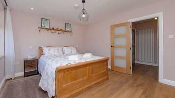 2 habitaciones, tabla de planchar con plancha, wifi y ropa de cama