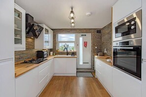 Geladeira, fogão, cooktop, lava-louças