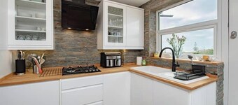 Coastal Charm In Clacton On Sea / With Balcony & Sea View / Sleeps 4