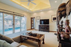 Living area - Ivory Pool Villa in Nai Harn (Phuket)