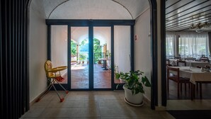 Un hall d'hôtel donnant sur un patio extérieur.
