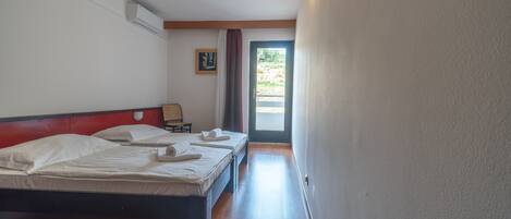 1 غرفة نوم ومكواة/لوح كي وخدمة الإنترنت وملاءات أسرّة