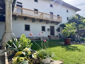 Property grounds - Vila Kobdilj 1835 – Room Oliva | Sunlit Balcony Room (Stanjel)