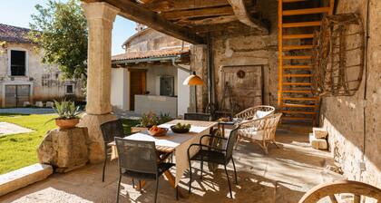 Vila Kobdilj 1835 – Room Oliva | Sunlit Balcony Room