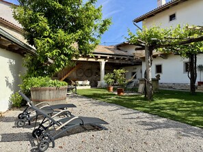 Property grounds - Vila Kobdilj 1835 – Room Oliva | Sunlit Balcony Room (Stanjel)