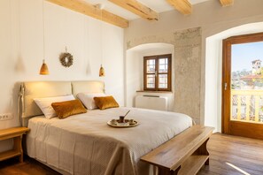 1 bedroom, iron/ironing board, Internet, bed sheets - Vila Kobdilj 1835 – Room Oliva | Sunlit Balcony Room (Stanjel)
