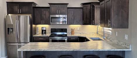 Refrigerador, microondas, horno y parrilla de estufa