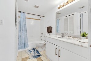 Chuveiro, secador de cabelo, toalhas de banho, sabonete