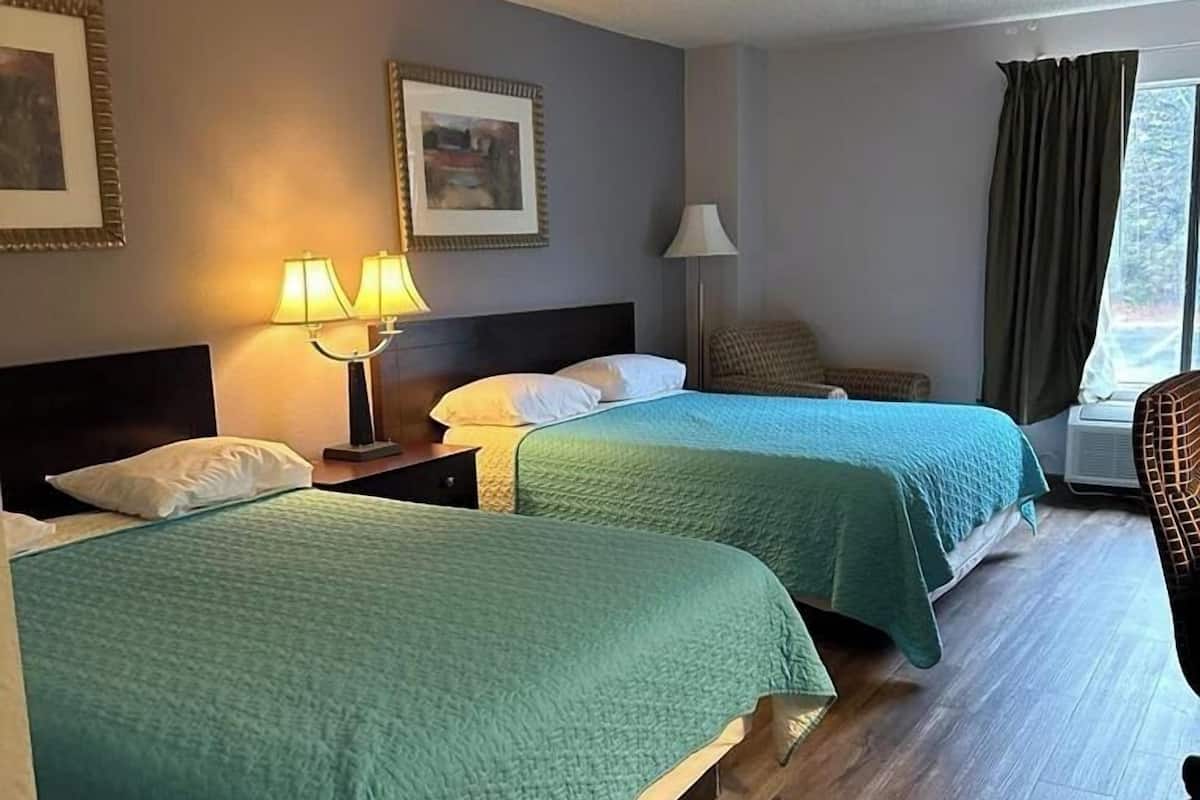 Habitación doble | Escritorio, espacio para trabajar con laptop y cortinas blackout