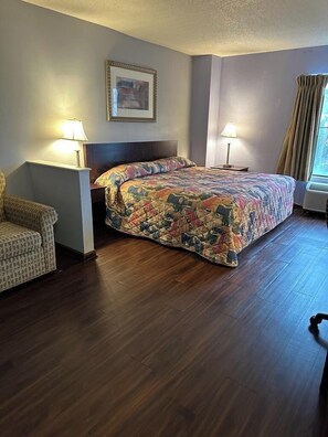 Camera singola | Una scrivania, postazione laptop, tende oscuranti, ferro/asse da stiro