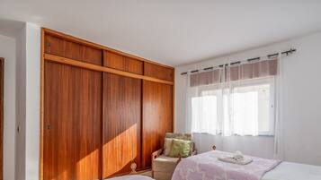 2 bedrooms, iron/ironing board, free WiFi