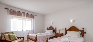 2 bedrooms, iron/ironing board, free WiFi