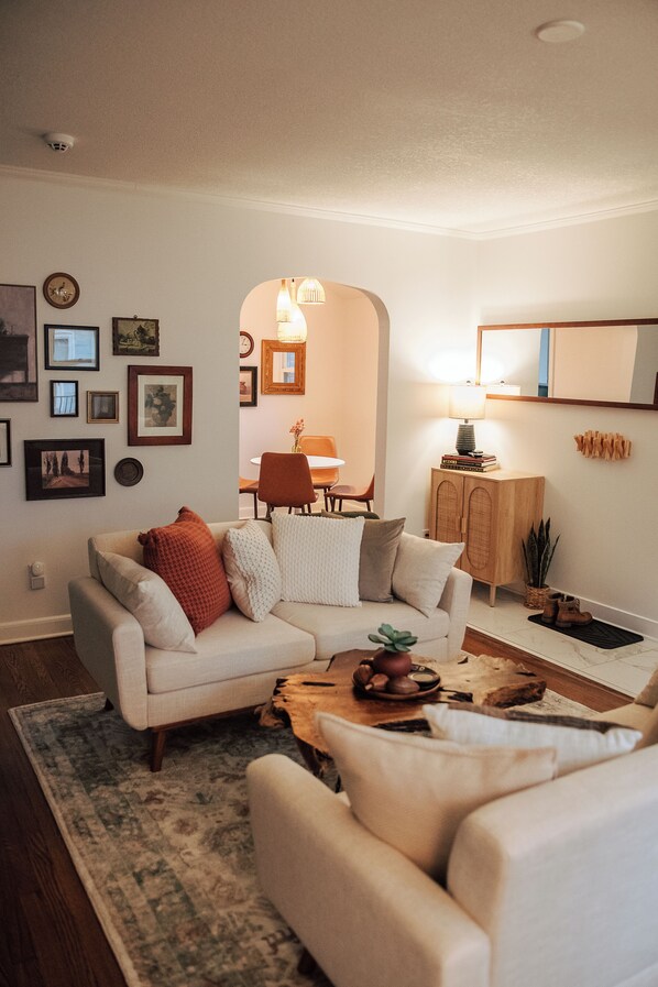 Smart TV - Stylish Beaverdale 2 Bedroom - King and Queen Beds - 2 Car Garage - Fast Wi-Fi (Des Moines)