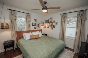 2 bedrooms, iron/ironing board, free WiFi, bed sheets - Stylish Beaverdale 2 Bedroom - King and Queen Beds - 2 Car Garage - Fast Wi-Fi (Des Moines)