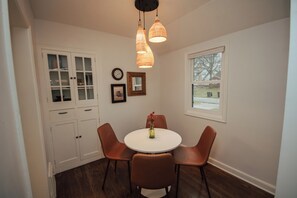 Dining - Stylish Beaverdale 2 Bedroom - King and Queen Beds - 2 Car Garage - Fast Wi-Fi (Des Moines)