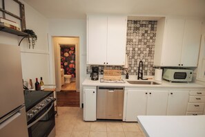 Een koelkast, een microgolfoven, een oven, een kookplaat