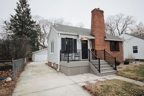 Exterior - Stylish Beaverdale 2 Bedroom - King and Queen Beds - 2 Car Garage - Fast Wi-Fi (Des Moines)