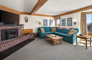 Een smart-tv en een open haard