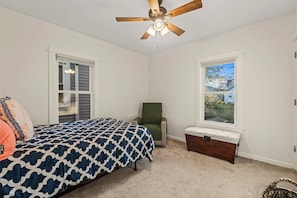 4 室のベッドルーム、セーフティボックス (室内)、デスク、アイロン / アイロン台