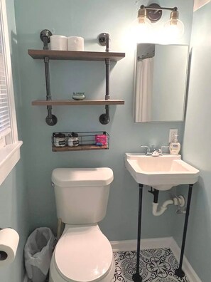 シャワー、ヘアドライヤー、タオル