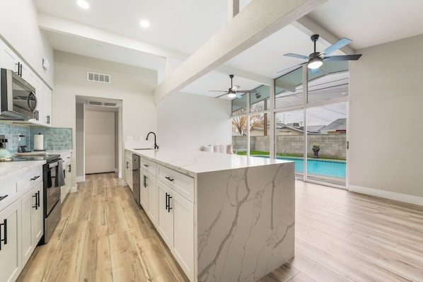 Kjøleskap, mikrobølgeovn, ovn og kokeplater