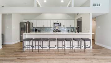 Een koelkast, een magnetron, een oven, een kookplaat