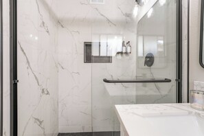 Dusche, Haartrockner, Handtücher, Seife