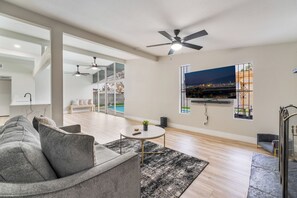 Smart TV, fireplace