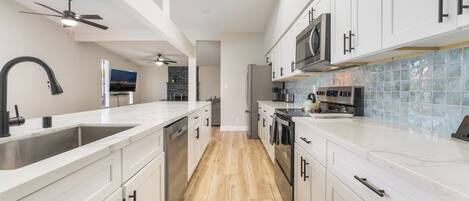 Kylskåp, mikrovågsugn, ugn och spishäll