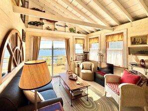 Smart-TV, bøker og stereoanlegg