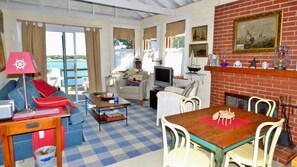 Smart-TV, Bücher, Stereoanlage