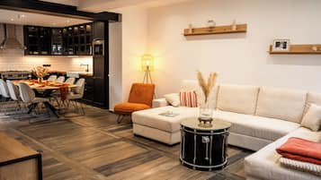 Comfort Townhome, Non Smoking, Courtyard Area | Ruang tamu