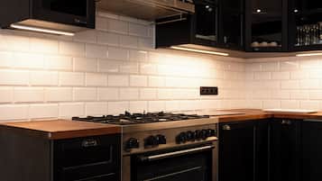 Comfort Townhome, Non Smoking, Courtyard Area | Private kitchen | High chair