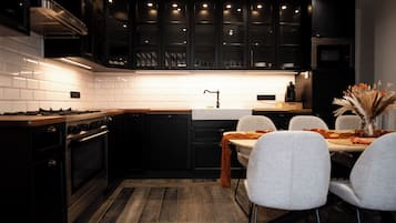 Comfort Townhome, Non Smoking, Courtyard Area | Private kitchen | Highchair