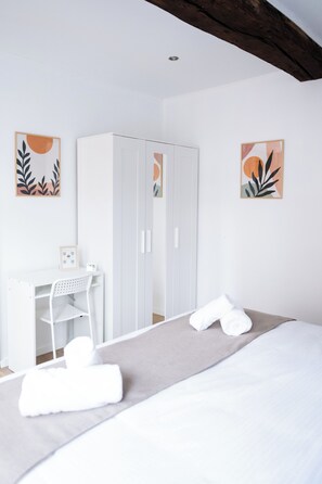 3 habitaciones, cortinas blackout y tabla de planchar con plancha 