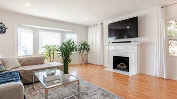 Smart-tv, een open haard, een stereo en een printer